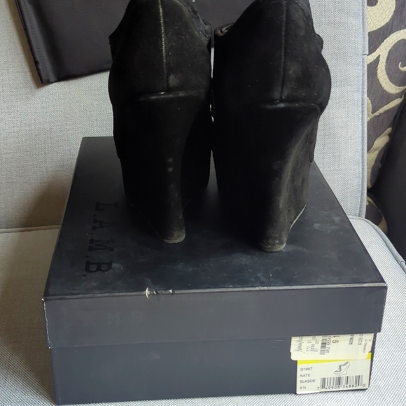 L.A.M.B. Nate blk suede booties sz 9.5 - Picture 5 of 8